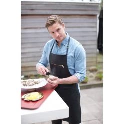 Dutchdeluxes Leather Zipper Tablier En Noir Classique 13 Dutchdeluxes Leather Zipper Tablier En Noir Classique -Sous Chef Boutique 0008 dutch deluxes leather zipper apron classic black lifestyle