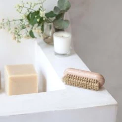 Pince à Ongles Andree Jardin - Bois De Hêtre Et D'amplificateur De Cire; Cadeaux De Bruine De Porc -Sous Chef Boutique AJ0036 AndreeJardinNailBrush WaxedBeechWood HogBristle lifestyle