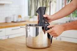 Cuisinière Anova Sous Vide Precision Cooker Pro 16 Cuisinière Anova Sous Vide Precision Cooker Pro -Sous Chef Boutique AnovaPro AdjustClamp C 1 scaled 1