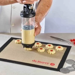 De Buyer De Acheteur 'Le Tube' Pâtisserie Pro Syringe 15 De Buyer De Acheteur 'Le Tube' Pâtisserie Pro Syringe -Sous Chef Boutique DB0190 DeBuyer LeTube ProPastrySyringe lifestyle 18