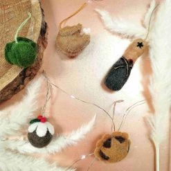 Felt So Good Feutre Si Bon Dîner De Noël Feutre Décorations X 4 Cadeaux 14 Felt So Good Feutre Si Bon Dîner De Noël Feutre Décorations X 4 Cadeaux -Sous Chef Boutique FS0021 ChristmasDinnerFeltTreeDecorationsx4 lifestyle