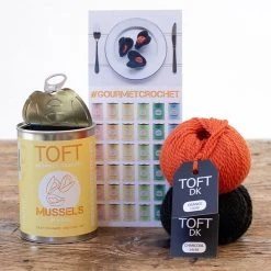 Cadeaux Toft Moules Dans Un Kit De Crochet Gourmet D'étain -Sous Chef Boutique TF0003 ToftMusselsinaTinGourmetCrochetKit lifestyle2