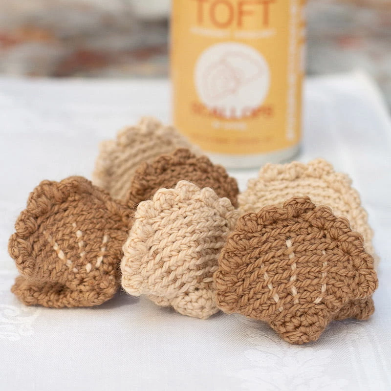 Basculants Toft Dans Un Kit De Crochet Gourmet D'étain 4 Basculants Toft Dans Un Kit De Crochet Gourmet D'étain – Image 2