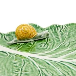 Bordallo Pinheiro Feuille De Chou Avec Escargot -Sous Chef Boutique cabbage leaf snail closeup