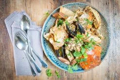 Kiji Stoneware & Ceramics Kiji Stoneware & Céramique Vaisselle Plaque D'or Bleu Chouseki 28.5cm Dia X 3.5cm 12 Kiji Stoneware & Ceramics Kiji Stoneware & Céramique Vaisselle Plaque D'or Bleu Chouseki 28.5cm Dia X 3.5cm -Sous Chef Boutique chouseki blue gold plate kampot pepper crab above