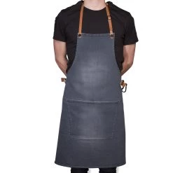 Dutchdeluxes Toile Tablier Barbecue En Gris Lavé -Sous Chef Boutique dutch deluxes canvas bbq apron male model washed grey