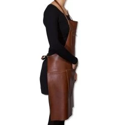 Dutchdeluxes Tablier Zippé En Cuir Dans Des Articles De Cuisine Brun Classique 11 Dutchdeluxes Tablier Zippé En Cuir Dans Des Articles De Cuisine Brun Classique -Sous Chef Boutique dutch deluxes leather zipper apron classic brown model side
