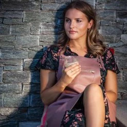 Dutchdeluxes Leather Zipper Tablier En Noir Classique 14 Dutchdeluxes Leather Zipper Tablier En Noir Classique -Sous Chef Boutique dutch deluxes leather zipper apron dusty pink model lifestyle