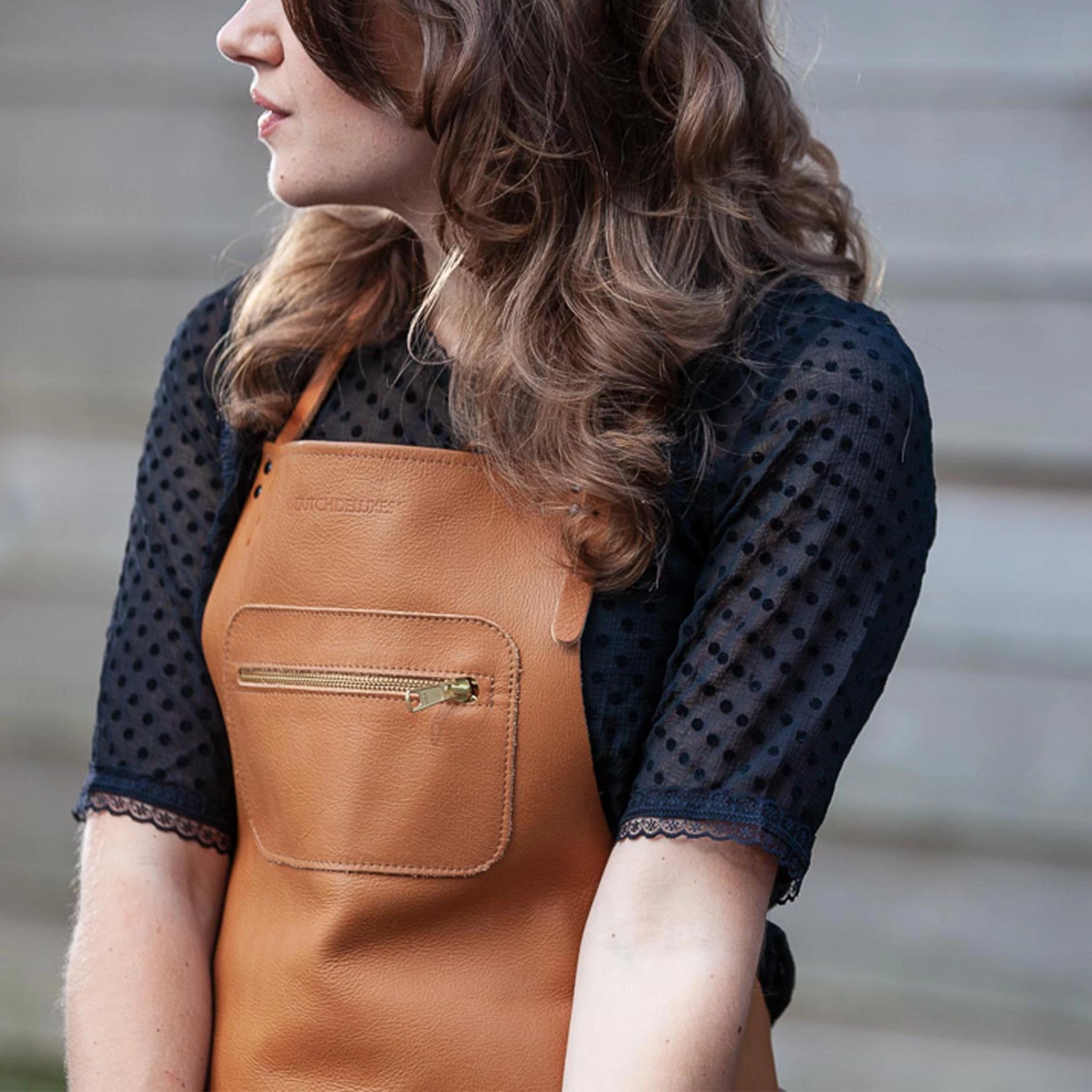 Dutchdeluxes Tablier Zippé En Cuir Dans Des Articles De Cuisine Brun Classique 7 Dutchdeluxes Tablier Zippé En Cuir Dans Des Articles De Cuisine Brun Classique – Image 5