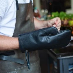 Dutchdeluxes Gants De Four Classique Hollandaisdeluxes Dans Des Gants De Four Brun Classique -Sous Chef Boutique dutch deluxes oven glove bbq style apron lifestyle ccc6bbfc 4fa0 4853 b311 c667ca9efe2f