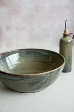 Ceramica Nicola Céramique Nicola Lagoa Grandes Salades Faites à La Main Articles De Table -Sous Chef Boutique lagoa large salad bowl pourer portrait angle