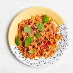 Kapka Couleur Pop Émail Assiette Jaune 9 Kapka Couleur Pop Émail Assiette Jaune -Sous Chef Boutique lifestyle 0004 PastaPomodoroSauce 1570px