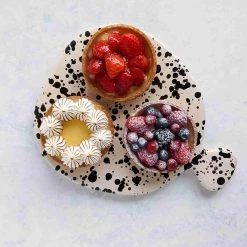 Puglia Handmade Puglia Articles De Table Faits à La Main Puglia Black Splatter Tableau De Service En Céramique 25cm 7 Puglia Handmade Puglia Articles De Table Faits à La Main Puglia Black Splatter Tableau De Service En Céramique 25cm -Sous Chef Boutique lifestyle 0015 PugliaCeramicServingBoard lifestyle2 NC0014