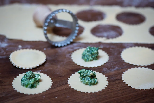 Italian Cookware Timbre De Ravioli Rond Moyen En Cuisine Italienne 55mm 5 Italian Cookware Timbre De Ravioli Rond Moyen En Cuisine Italienne 55mm – Image 3