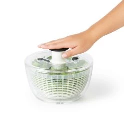 OXO Bonnes Poignées Little Salad & Herb Spinner 4.0 Cuisson -Sous Chef Boutique oxo little salad and herb spinner 4 0 4